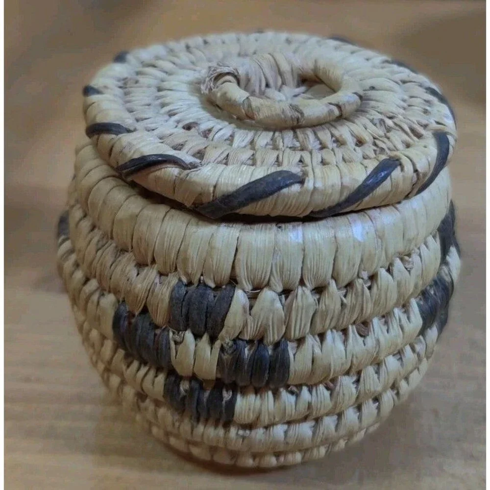 Vtg Lot Of 2 Papago Coiled Nesting Baskes with Lid Devil's claw & Yucca 4